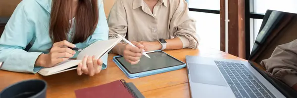 College Education Concept Female Tutor Writing Tablet Tutoring Lessons Teenage — Fotografia de Stock