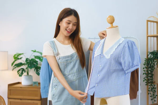 Online Shopping Concept Asian Women Measure Length Shirt Present Sell — Photo