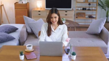 Dinlendirici zaman kavramı, modern ev ofisinin açılışı sırasında laptopta veri yazan kadınlar.