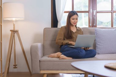 İç işleri konsepti, kadın serbest meslek verilerini okumak ve dizüstü bilgisayarda finansal rapor yazmak.