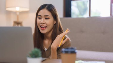 Merkez ofis kavramı, elinde kalem tutarken konuşan ve açıklayan serbest kadın..