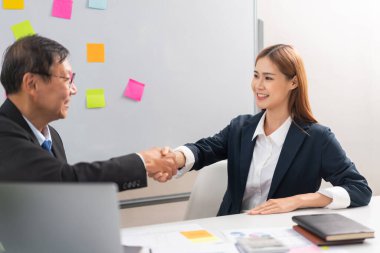 İş ortaklığı konsepti. İki iş adamı el sıkışıyor..