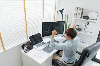 Yazılım geliştirme konsepti, erkek programcı başarılı programlardan sonra heyecanlandı ve silahlandı.
