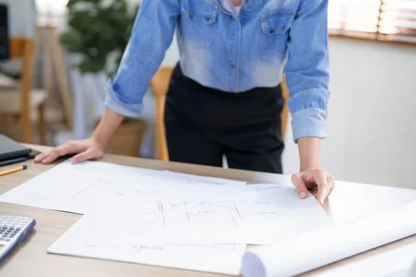 Концепція Інженерного Будівництва Жінка Інженер Перевіряє План Кондомініуму Офісі — стокове фото