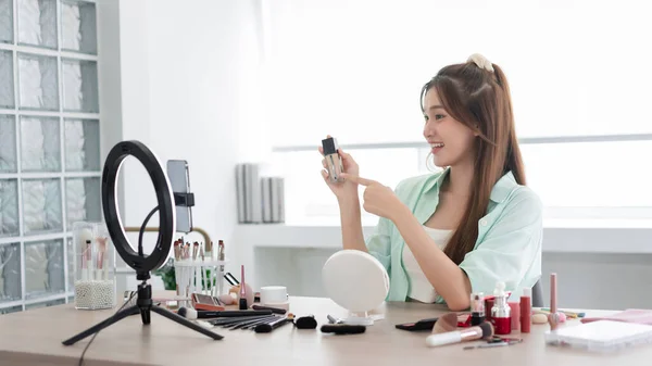 Beauty Vlogger Concept Jonge Vrouw Punt Vloeibare Foundation Fles Product — Stockfoto