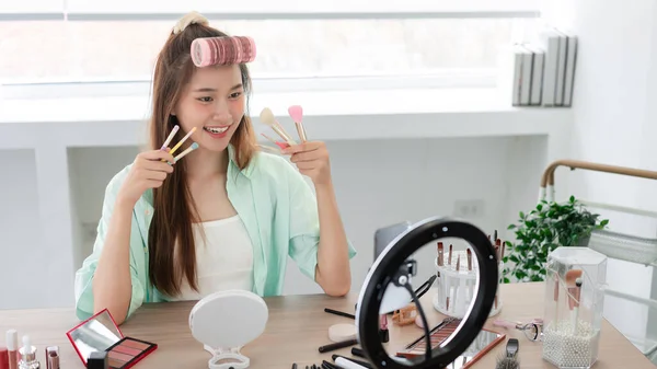 Concepto Influencer Belleza Mujer Joven Presente Cepillo Maquillaje Diferente Introducir — Foto de Stock