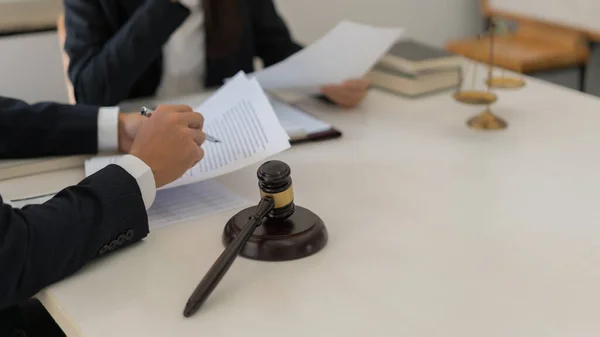 Prawo Sprawiedliwość Koncepcja Mężczyzna Prawnik Wyjaśnia Umowę Regulacji Konsultantowi Firmie — Zdjęcie stockowe