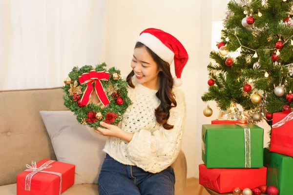 Concepto Navidad Mujer Asiática Sostiene Corona Decorando Con Ramas Abeto —  Fotos de Stock