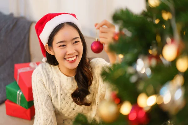 Concepto Celebración Navidad Mujer Asiática Joven Sosteniendo Bola Roja Para —  Fotos de Stock