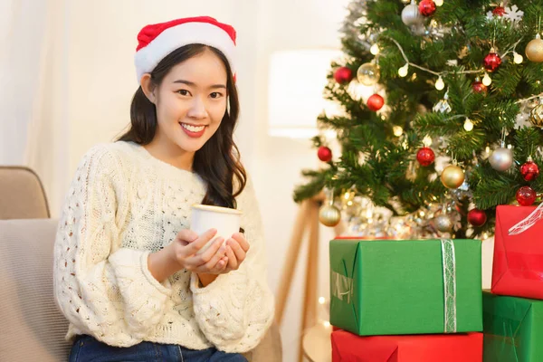 Concepto Navidad Mujer Asiática Joven Sosteniendo Taza Café Sentado Habitación —  Fotos de Stock