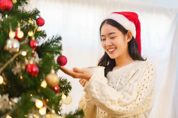 Concepto Celebración Navidad Mujer Asiática Bebe Café Buscando Árbol Navidad —  Fotos de Stock
