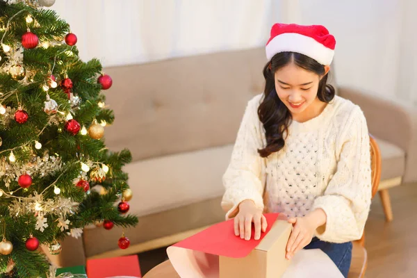 Concepto Navidad Mujer Asiática Joven Sombrero Santa Usando Papel Rojo —  Fotos de Stock