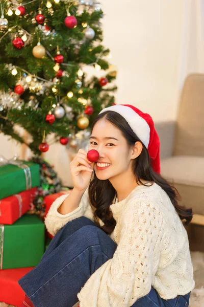 Concepto Celebración Navidad Mujer Asiática Sonrisa Del Sombrero Santa Sostiene —  Fotos de Stock
