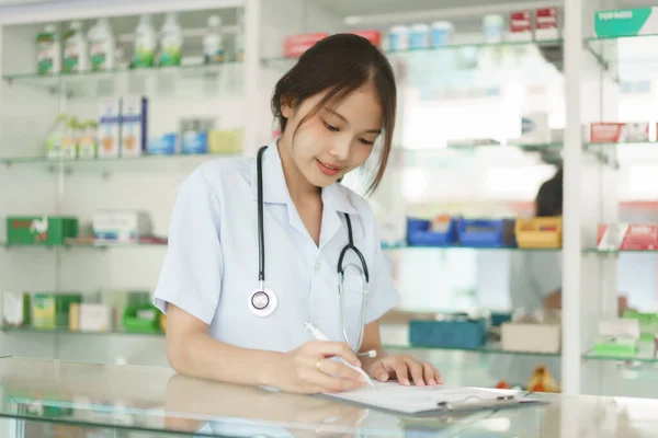 Medycyna Koncepcja Zdrowia Kobieta Farmaceuta Jest Sprawdzanie Zapasów Medycyny Pisania — Zdjęcie stockowe
