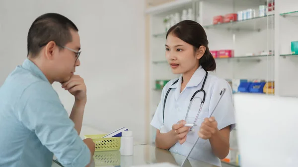 Medicine Health Concept Pharmacist Explain Prescription Side Effect Medicine Client — Zdjęcie stockowe