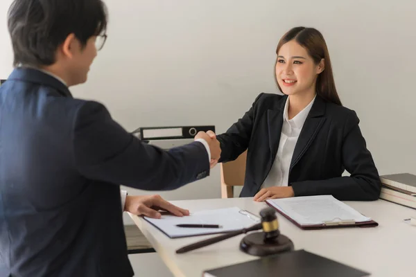 Conceito Direito Empresário Apertando Mãos Com Advogada Após Acordo Contrato — Fotografia de Stock