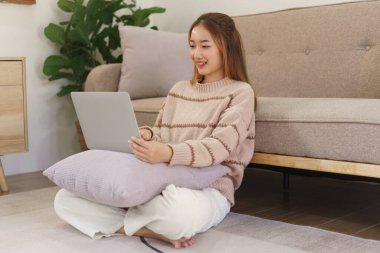 Boş zaman kavramı, dizüstü bilgisayarda çalışan ve sosyal medyada sörf yapan kadınlar..