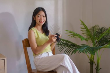 Dikiş işi konsepti, kadınlar gülümser ve nakış atölyesinde fotoğraf çekmek için kamera kullanır..