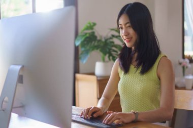 El nakışı konsepti. Kadınlar bilgisayarda el işi nakış üzerine yazılar yazıp çalışıyor..