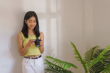 El nakışı konsepti, kamerada el işi resimlerini kontrol eden ve mutlulukla gülümseyen kadınlar..