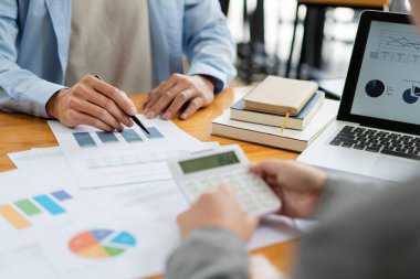 İş görüşmesi konsepti. Kadın komisyoncu, emlak sayısını tahmin ediyor ve erkek komisyoncuyla kontrol ediyor..