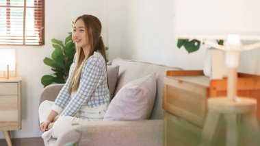 Boş zaman konsepti, kadınlar rahat koltukta oturup rahatlamak için mutlulukla zaman geçirirler..