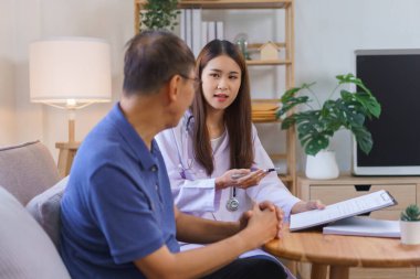 Sağlık hizmeti kavramı, kadın bakıcı elinde belge tutuyor ve sağlık kontrolü hakkında üst düzey bir adamla konuşuyor.