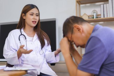 Sağlık hizmetleri konsepti, kıdemli adam dinledikten sonra baş ağrısı ve üzüntü hisseder..