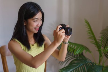 Dikiş işi konsepti, kadınlar gülümser ve nakış atölyesinde fotoğraf çekmek için kamera kullanır..