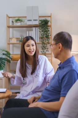 Sağlıklı konsept, kadın bakıcısı omuzlarına dokunuyor ve sağlık kontrolünün sonucunu anlatıyor..