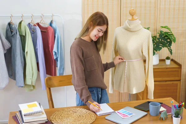 Fashion Design Concept Fashion Designer Measuring Sweater Mannequin Taking Notes — Stock Photo, Image