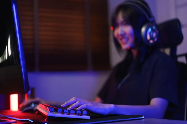 Vrouwelijke Cyber Hacker Gamer Hoofdtelefoon Ernstige Gezicht Aan Het Spelen — Stockfoto