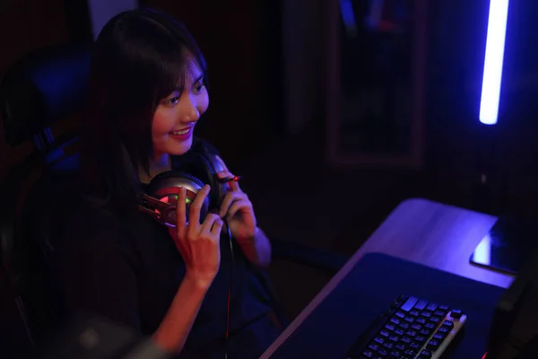 Mujer Ciber Hacker Gamer Auriculares Alrededor Del Cuello Viendo Videojuegos —  Fotos de Stock