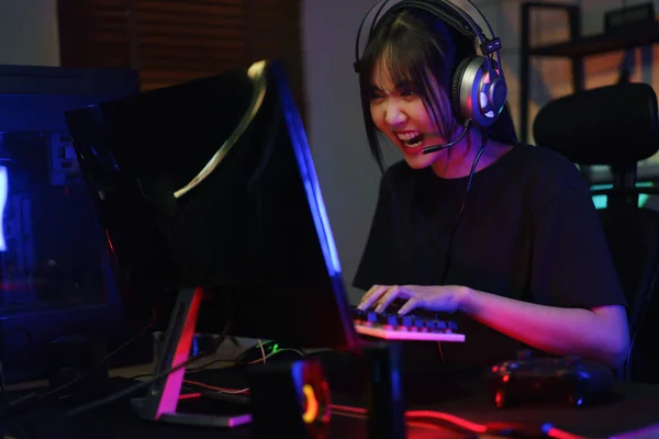 競争し ゲームをプレイするためにキーボードを押している間 女性のサイバーハッカーゲーマー深刻な顔 — ストック写真