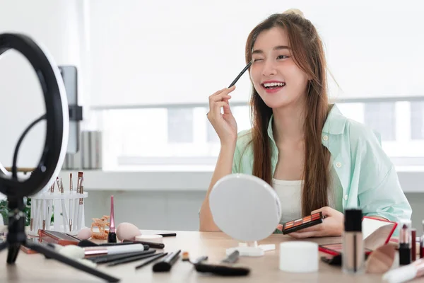 Beauty Blogger Concept Young Woman Applying Eyeshadow Eyelids Review Product — Stockfoto