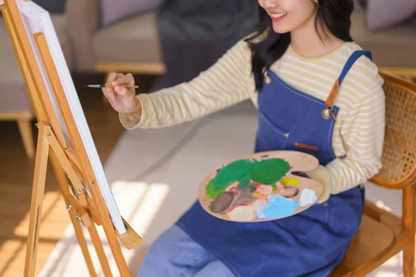 Młoda Artystka Jest Wyobraźnia Tworzenie Malowania Obrazu Płótnie Sztalugach Pracowni — Zdjęcie stockowe