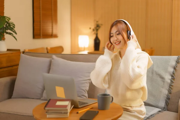 Winter Season Concept Young Woman Wearing Headphone Listening Music Laptop — Φωτογραφία Αρχείου