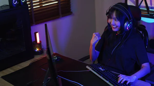 Kobieta Cyber Haker Gracz Słuchawki Wykonując Gest Wygranej Hacking Sukces — Zdjęcie stockowe
