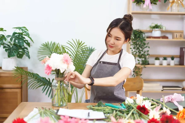 Flower Shop Concept Female Florist Decorating Colorful Flowers Vase Hemp — Stock Photo, Image