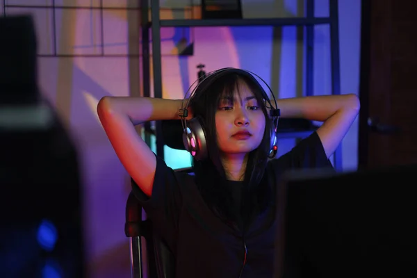 Jogador Hackers Cibernéticos Feminino Mantém Mãos Atrás Cabeça Para Descansar — Fotografia de Stock