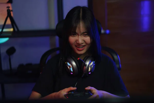 Γυναίκα Χάκερ Στον Κυβερνοχώρο Gamer Χρησιμοποιώντας Χειριστήριο Joystick Παίζει Παιχνίδια — Φωτογραφία Αρχείου