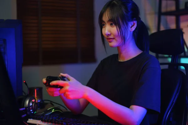 Γυναίκα Χάκερ Στον Κυβερνοχώρο Gamer Χρησιμοποιώντας Χειριστήριο Joystick Παίζει Streaming — Φωτογραφία Αρχείου