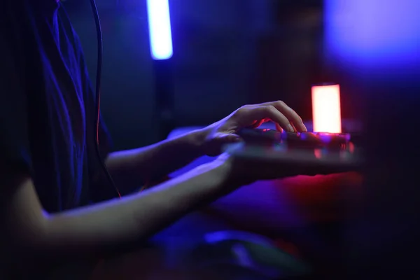Hand Van Vrouwelijke Cyber Hacker Gamer Druk Het Toetsenbord Concurrentie — Stockfoto