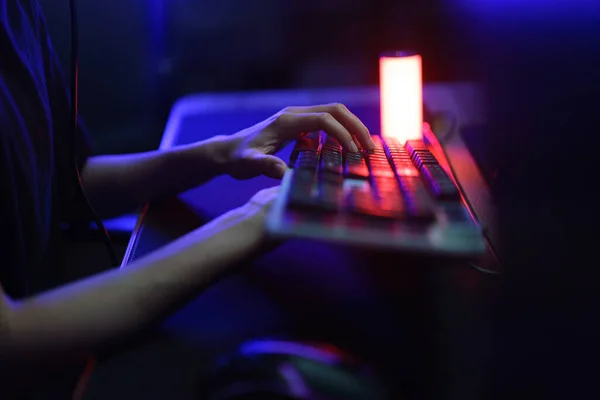 Tangan Perempuan Hacker Gamer Cyber Menekan Keyboard Untuk Kompetisi Dan — Stok Foto