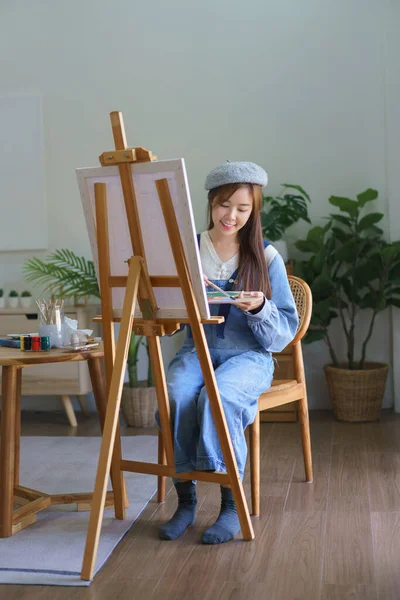 Ung Kvinnlig Konstnär Blanda Färg Paletten För Att Måla Konstverk — Stockfoto