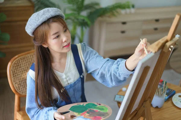 Mladá Malířka Drží Paletu Barev Používá Štětec Malování Uměleckých Děl — Stock fotografie