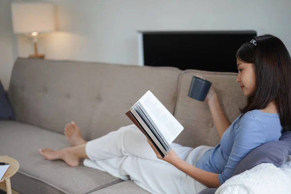 Munka Otthonról Koncepció Üzleti Nők Olvasni Egy Könyvet Kávézni Miután — Stock Fotó