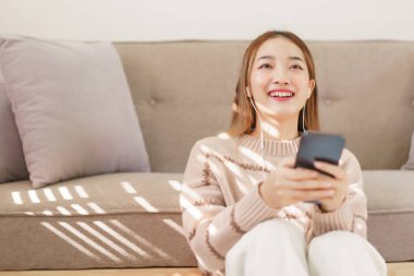 Boş zaman kavramı, akıllı telefondan müzik dinlerken kulaklık takan kadınlar..