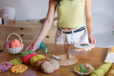El nakışı konsepti, ahşap çemberdeki kanvasa iğne batırmayı seçen kadınlar..