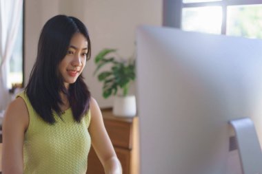 El nakışı konsepti. Kadınlar bilgisayarda el işi nakış üzerine yazılar yazıp çalışıyor..